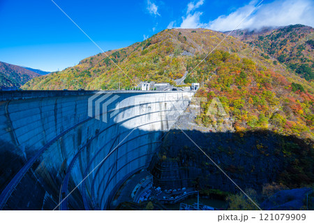 奈川渡ダムと紅葉の山 121079909