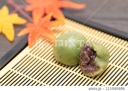 モミジのある半分に切ったよもぎ餅 121080806