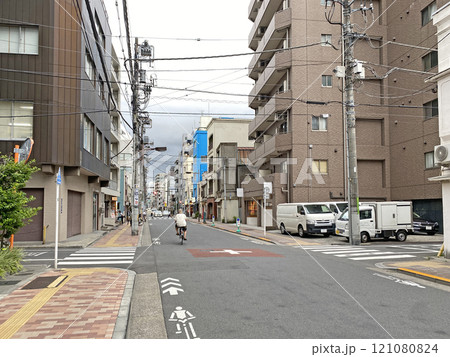 住宅街の道路。東京の道路。 121080824