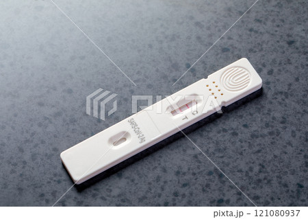 陽性判定が出た抗原検査キット 121080937