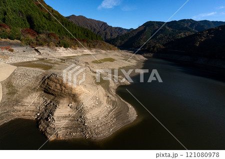 水量の減った永源寺ダムの底と鈴鹿山系稜線の遠望 水量の減った永源寺ダムの底と鈴鹿山系稜線の遠望 121080978
