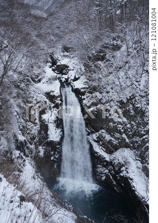 厳冬期の雪に覆われた谷間を流れ落ちる秋保大滝の冬景色　Ver2 121081004