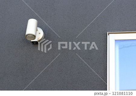 家の室外ライト　外壁に取り付けるライト　戸建ての黒い外壁 121081110