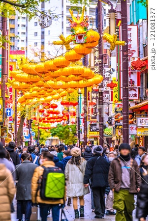 日本の横浜都市景観 2025春節燈花・中華街大通りにお目見えした龍のランタン＝12月12日 121081377