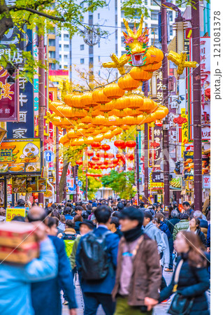 日本の横浜都市景観 2025春節燈花・中華街大通りにお目見えした龍のランタン＝12月12日 121081378