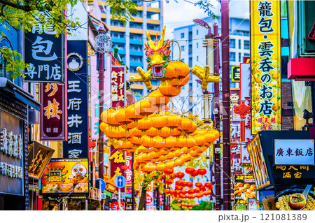 日本の横浜都市景観 2025春節燈花・中華街大通りにお目見えした龍のランタン＝12月12日 121081389