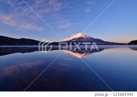 夜明けの山中湖・富士山 夜明けの山中湖・富士山 121081442