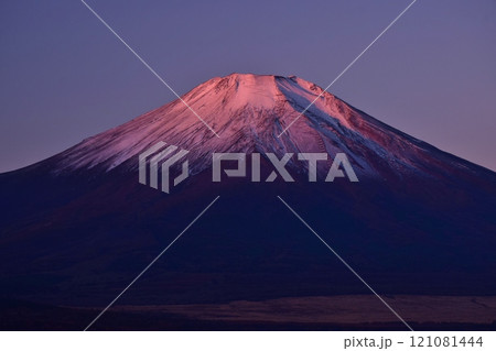夜明けの山中湖・富士山 121081444