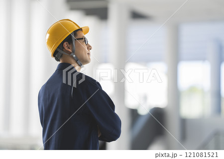 ヘルメットを被った作業服姿の40代の男性　横顔 121081521