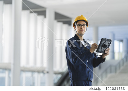 タブレットを持った作業服姿のミドルの男性　カメラ目線　ポートレート 121081588