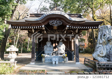 深大寺の福徳尊　冬晴れの青空と紅葉　東京都調布市深大寺元町 121081712