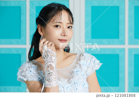 アンティークな背景で撮影をしたドレスを着た若い女性のポートレート 121081808