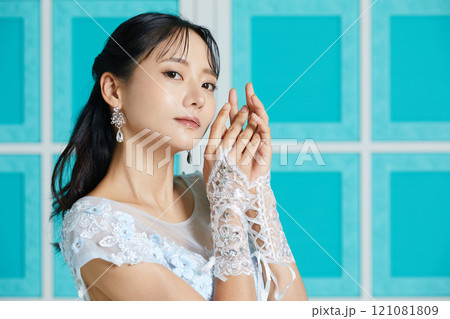 アンティークな背景で撮影をしたドレスを着た若い女性のポートレート 121081809