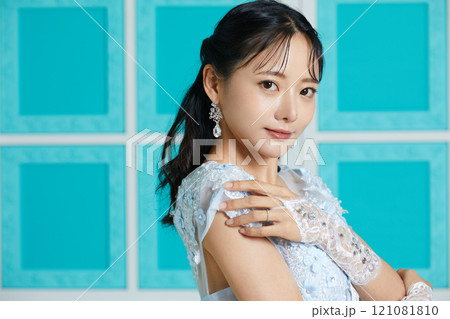 アンティークな背景で撮影をしたドレスを着た若い女性のポートレート アンティークな背景で撮影をしたドレスを着た若い女性のポートレート 121081810