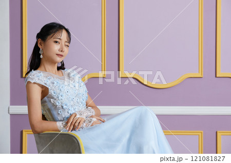 アンティークな背景で撮影をしたドレスを着た若い女性のポートレート アンティークな背景で撮影をしたドレスを着た若い女性のポートレート 121081827