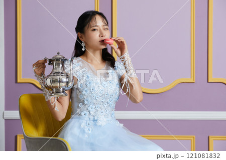 アンティークな背景で撮影をしたドレスを着た若い女性のポートレート アンティークな背景で撮影をしたドレスを着た若い女性のポートレート 121081832