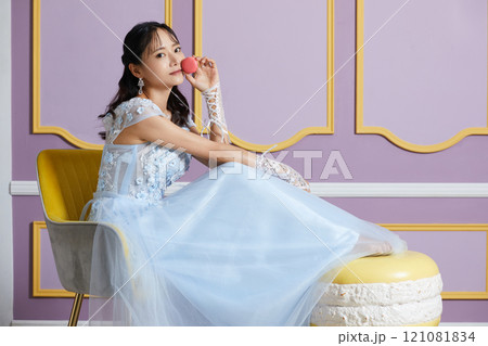 アンティークな背景で撮影をしたドレスを着た若い女性のポートレート 121081834
