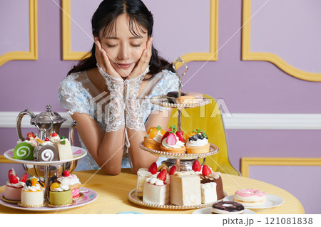 アンティークな背景で撮影をしたドレスを着た若い女性のポートレート アンティークな背景で撮影をしたドレスを着た若い女性のポートレート 121081838