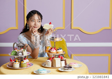 アンティークな背景で撮影をしたドレスを着た若い女性のポートレート アンティークな背景で撮影をしたドレスを着た若い女性のポートレート 121081841