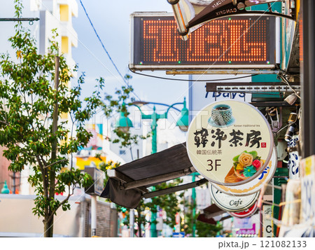 東京コリアンタウン　新大久保のメインストリート 121082133