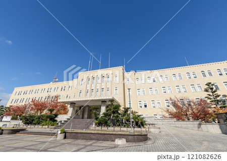 和歌山県和歌山市　晴天の和歌山県庁 121082626