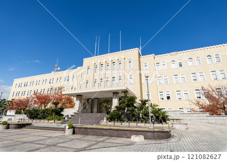 和歌山県和歌山市　晴天の和歌山県庁 121082627