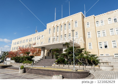 和歌山県和歌山市　晴天の和歌山県庁 121082629