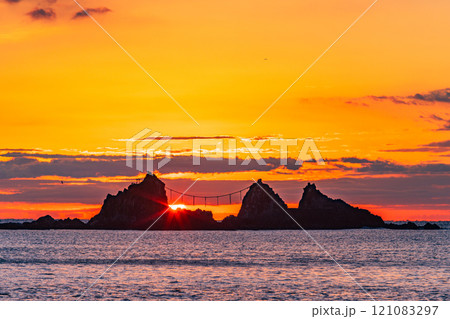 （神奈川県）真鶴半島三ツ石海岸　日の出 121083297