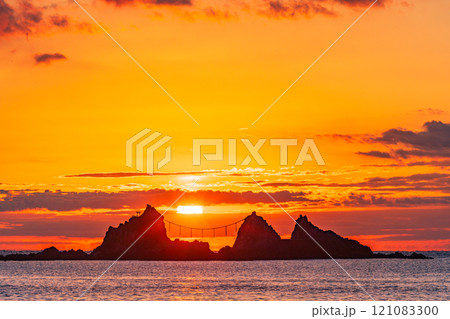 (神奈川県)真鶴半島三ツ石海岸 日の出 (神奈川県)真鶴半島三ツ石海岸 日の出 121083300