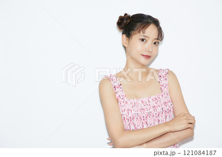 若い女性のカジュアルでガーリーなポートレート 若い女性のカジュアルでガーリーなポートレート 121084187