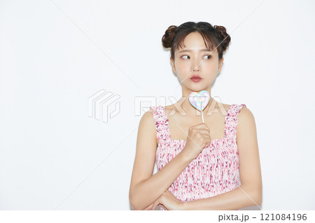 若い女性のカジュアルでガーリーなポートレート 若い女性のカジュアルでガーリーなポートレート 121084196