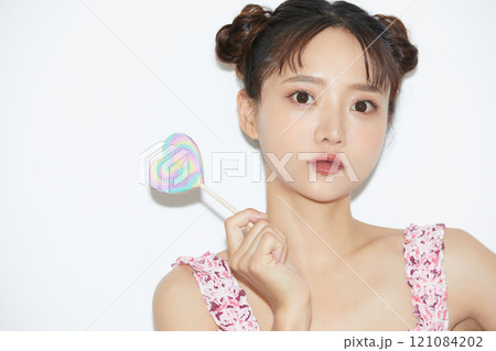 若い女性のカジュアルでガーリーなポートレート 若い女性のカジュアルでガーリーなポートレート 121084202