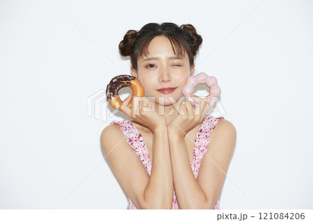 若い女性のカジュアルでガーリーなポートレート 若い女性のカジュアルでガーリーなポートレート 121084206