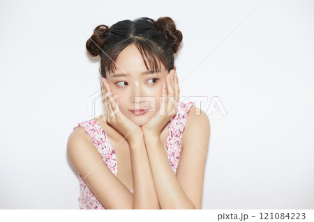 若い女性のカジュアルでガーリーなポートレート 121084223