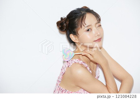 若い女性のカジュアルでガーリーなポートレート 若い女性のカジュアルでガーリーなポートレート 121084228