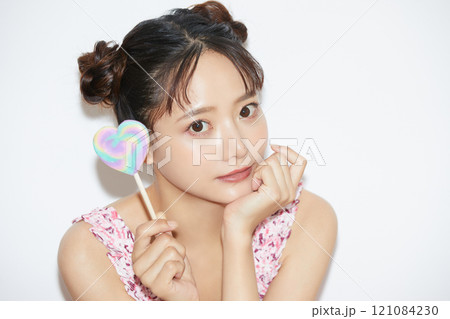 若い女性のカジュアルでガーリーなポートレート 121084230