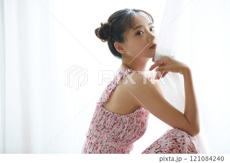 若い女性のカジュアルでガーリーなポートレート 若い女性のカジュアルでガーリーなポートレート 121084240