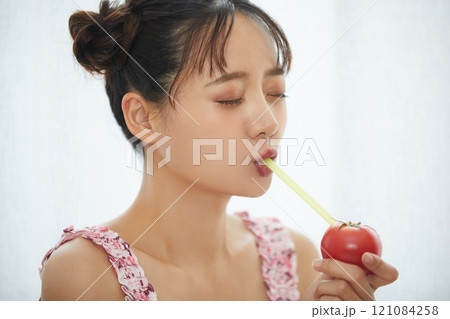 若い女性のカジュアルでガーリーなポートレート 121084258