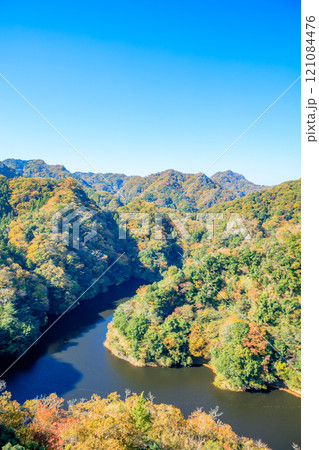 秋の竜神大吊橋から見た景色　茨城県常陸太田市 121084476