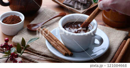 体が温まる ホットココア シナモンの香り 121084668