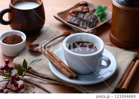 体が温まる ホットココア シナモンの香り 121084669