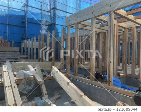 Wooden structure or timber frame of a residential suburban home at a construction site. 121085044