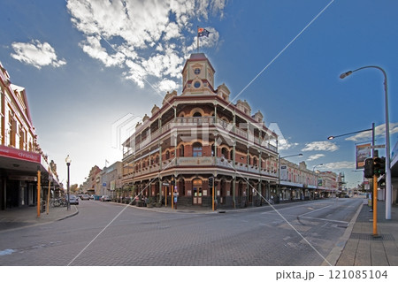Panoramic street view in Fremantle, Australia, featuring historic architecture under a vibrant blue sky Panoramic street view in Fremantle, Australia, featuring historic architecture under a vibrant blue sky 121085104