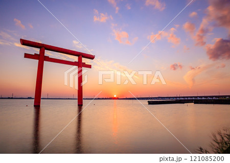 秋の鹿島神宮 一の鳥居 夕日 茨城県鹿嶋市 秋の鹿島神宮 一の鳥居 夕日 茨城県鹿嶋市 121085200