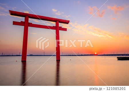 秋の鹿島神宮 一の鳥居 夕日 茨城県鹿嶋市 秋の鹿島神宮 一の鳥居 夕日 茨城県鹿嶋市 121085201