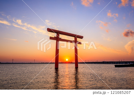秋の鹿島神宮 一の鳥居　夕日　茨城県鹿嶋市 121085207