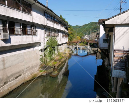 湯の鶴温泉の古い町並みと湯出川 (熊本県水俣市) 湯の鶴温泉の古い町並みと湯出川 (熊本県水俣市) 121085574