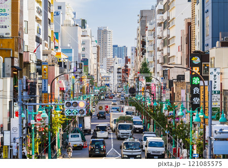 東京　新大久保のメインストリート　※一部ソフトフォーカス 121085575