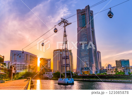 横浜みなとみらいの都市風景 夕焼けとロープウェイとランドマークタワーとコレットマーレ 横浜みなとみらいの都市風景 夕焼けとロープウェイとランドマークタワーとコレットマーレ 121085878