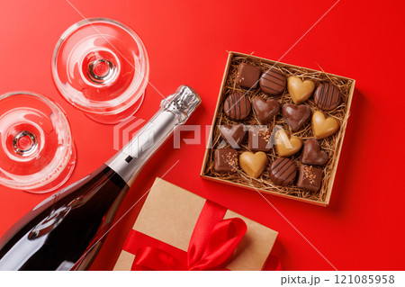 A glasses of champagne elegantly paired with a box of rich chocolates 121085958